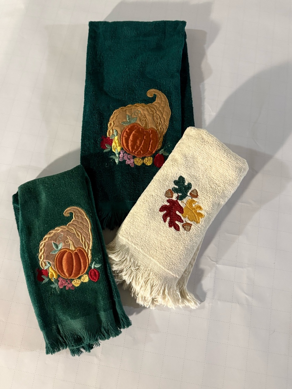Vtg set of 3 Embroidered Fall Hand and Fingertip Towel Set - Green & Cream